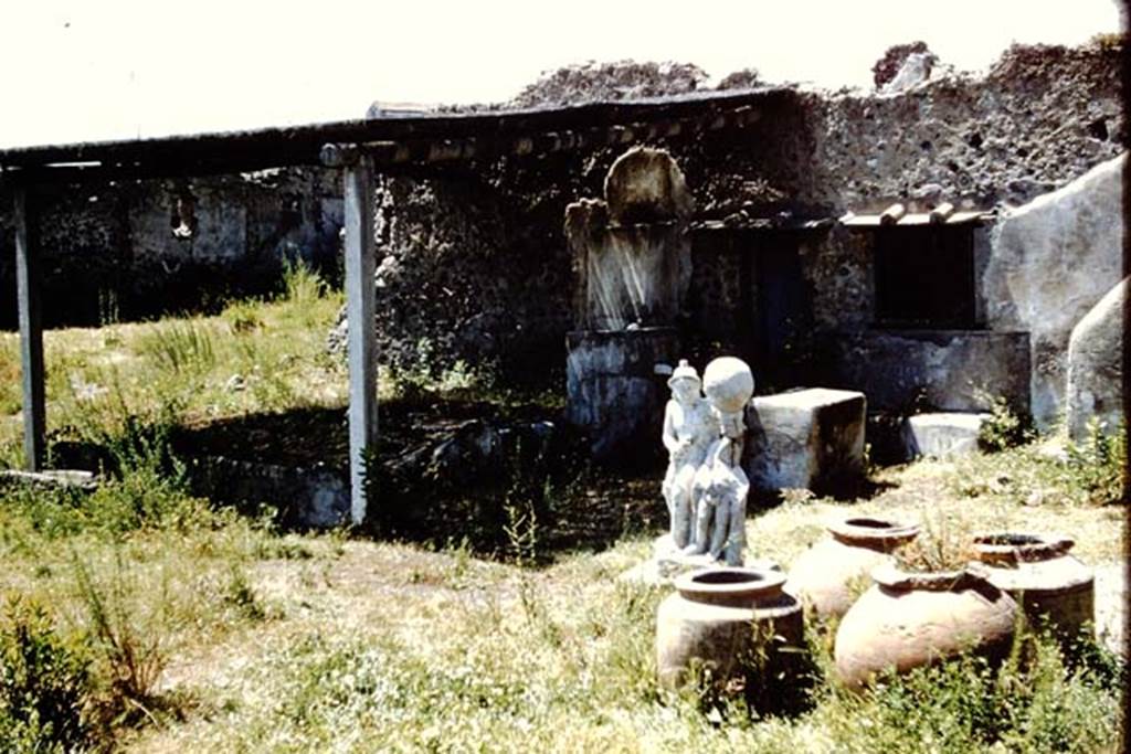 I.20.1 Pompeii. 1961. Looking north-west across garden to triclinium, statue and dolia. Photo by Stanley A. Jashemski.
Source: The Wilhelmina and Stanley A. Jashemski archive in the University of Maryland Library, Special Collections (See collection page) and made available under the Creative Commons Attribution-Non Commercial License v.4. See Licence and use details.
J61f0472