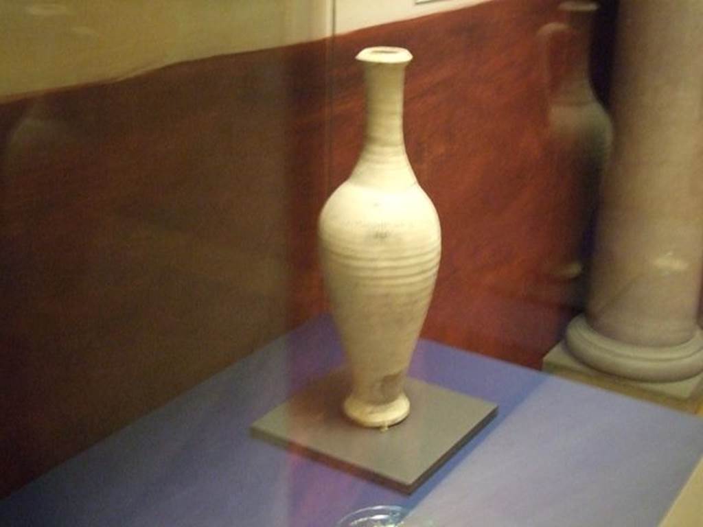 I.20.2 Pompeii.  Garum jug or urceus with inscription. SAP 12377. Photographed at “A Day in Pompeii” exhibition at Melbourne Museum.  September 2009.