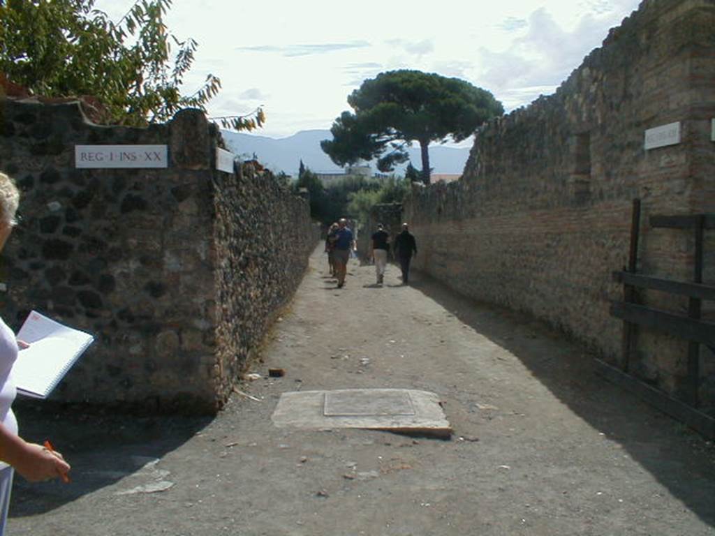 I.20.5 Pompeii, on left. May 2005. Vicolo dei Fuggiaschi, looking south at junction with Via della Palestra. I.21, on right.