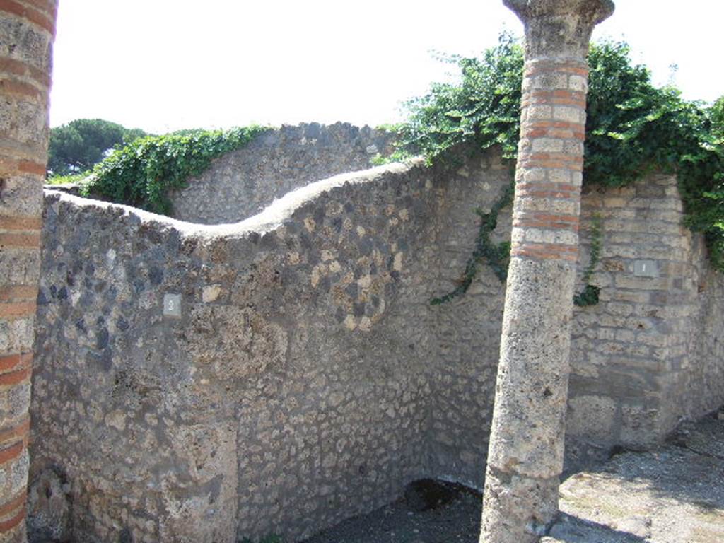 I.21.2 Pompeii and I.21.1. September 2005.