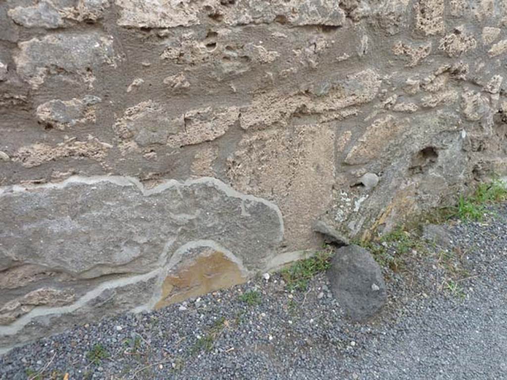 I.21.2 Pompeii. September 2015. Detail of remains of painted plaster on west wall of entrance corridor.