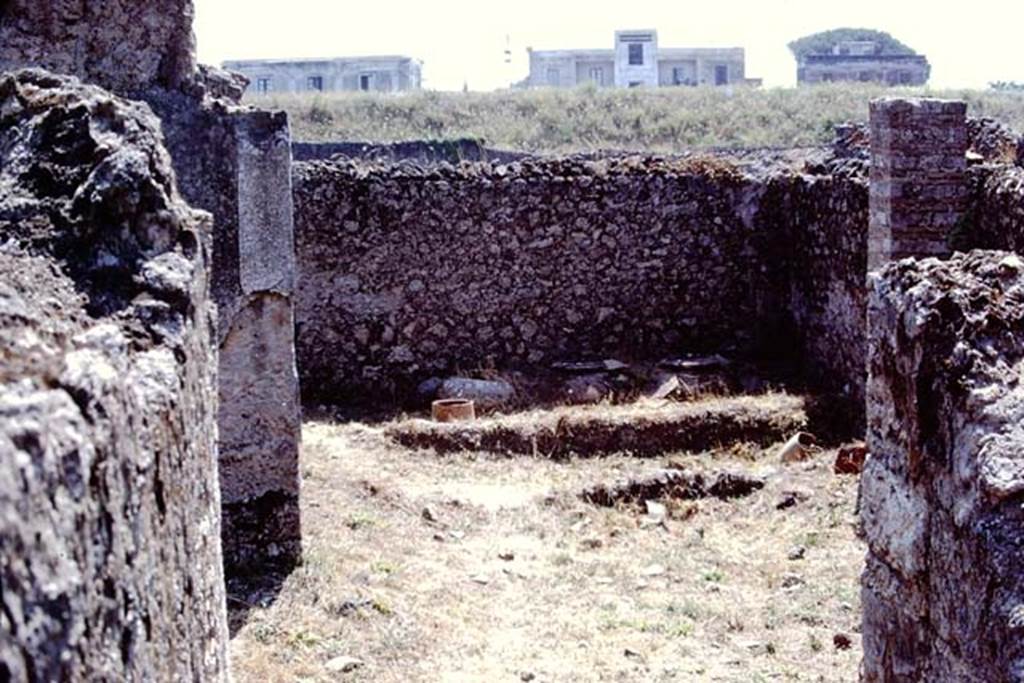 I.21.2 Pompeii. 1972. Looking south through entrance. Photo by Stanley A. Jashemski.
Source: The Wilhelmina and Stanley A. Jashemski archive in the University of Maryland Library, Special Collections (See collection page) and made available under the Creative Commons Attribution-Non Commercial License v.4. See Licence and use details. J72f0658