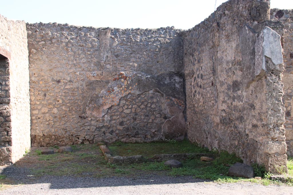 I.21.2 Pompeii. October 2022. Looking south-east towards east side of atrium. Photo courtesy of Klaus Heese.