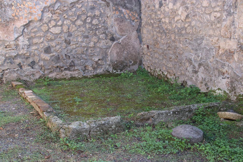 I.21.2 Pompeii. October 2022. East side of atrium and south-east corner. Photo courtesy of Klaus Heese.