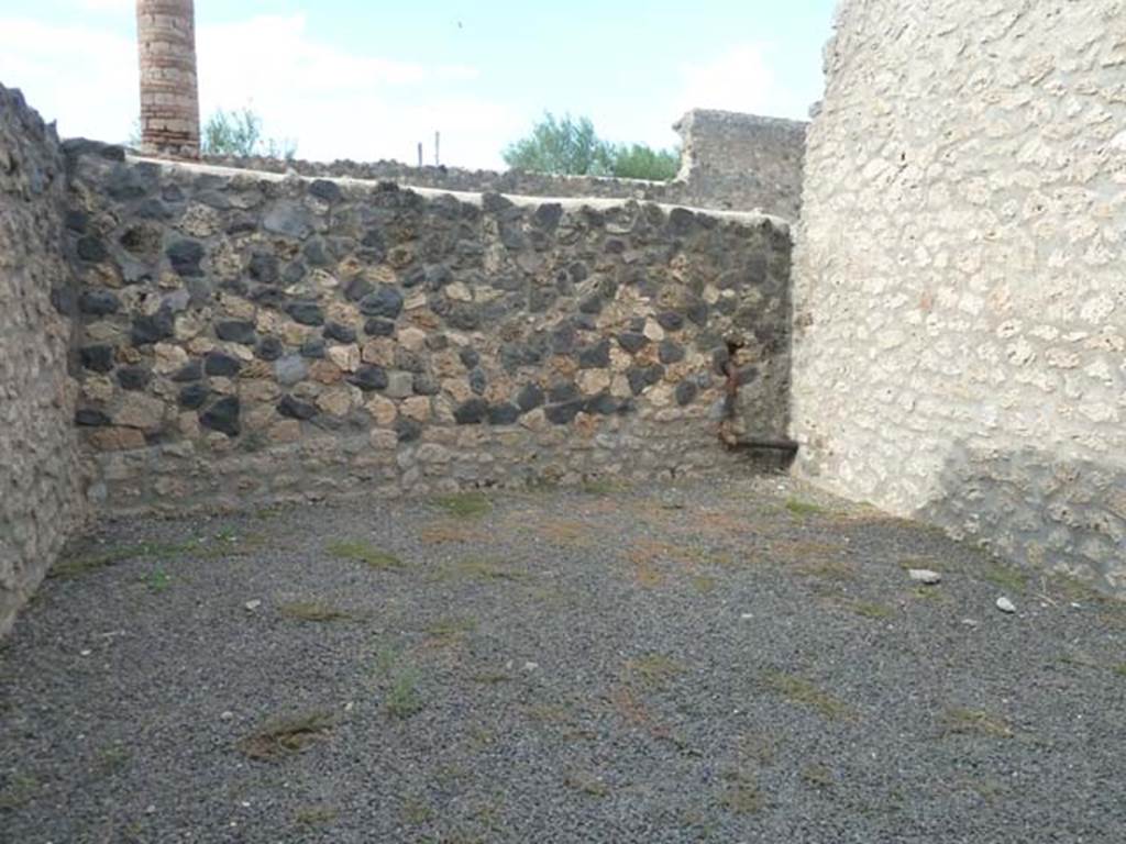 I.21.2 Pompeii. September 2015. Looking north in room on east side of entrance corridor.