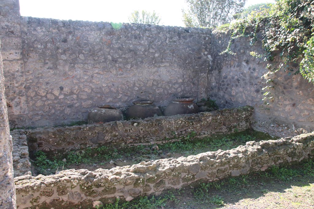 I.21.2 Pompeii. October 2022. Large vat/basin against west wall of atrium, in south-west corner. Photo courtesy of Klaus Heese.