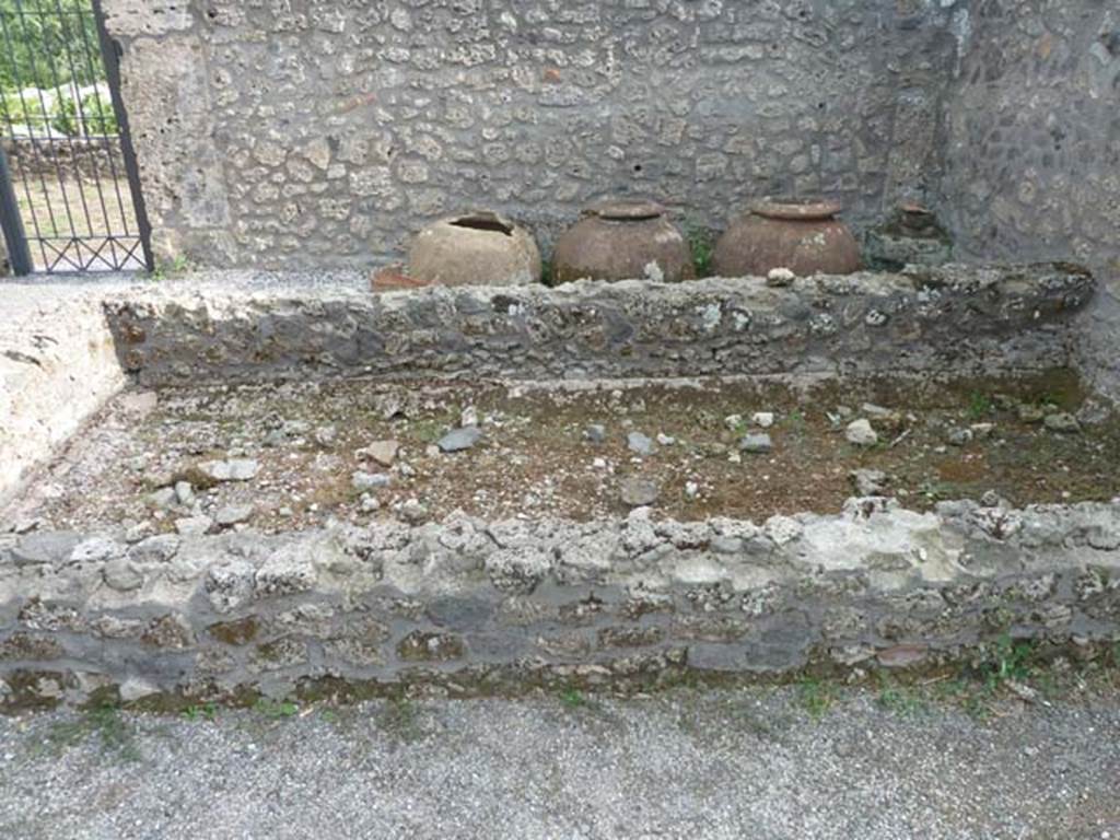I.21.2 Pompeii. September 2015. Large vat/basin against west wall, in south-west corner.