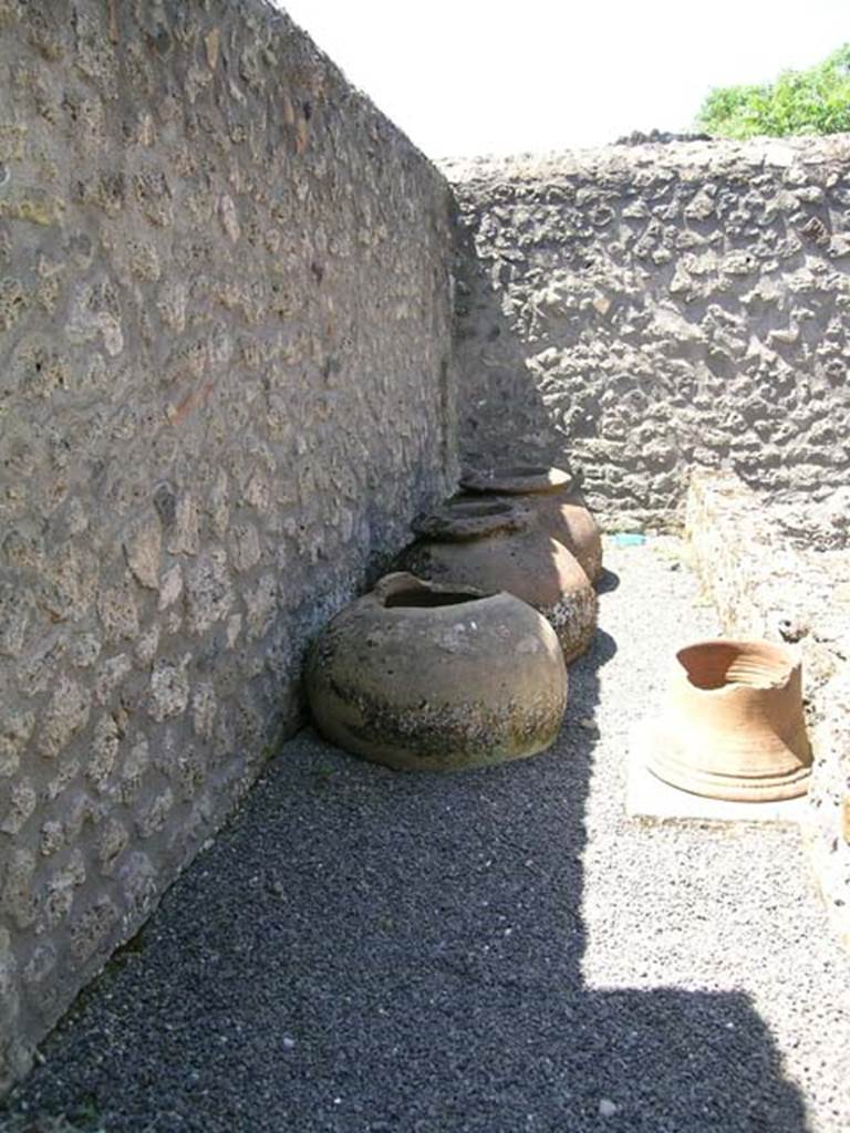 I.21.2 Pompeii. June 2005. Looking west to large terracotta dolia and puteal.
Photo courtesy of Nicolas Monteix.