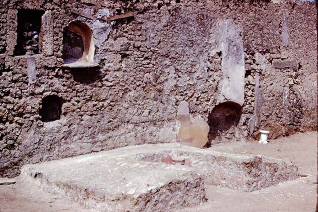 1.21.3 Pompeii. 1974. Looking towards west wall, with niches and triclinium. Photo by Stanley A. Jashemski.   
Source: The Wilhelmina and Stanley A. Jashemski archive in the University of Maryland Library, Special Collections (See collection page) and made available under the Creative Commons Attribution-Non Commercial License v.4. See Licence and use details. J74f0358
