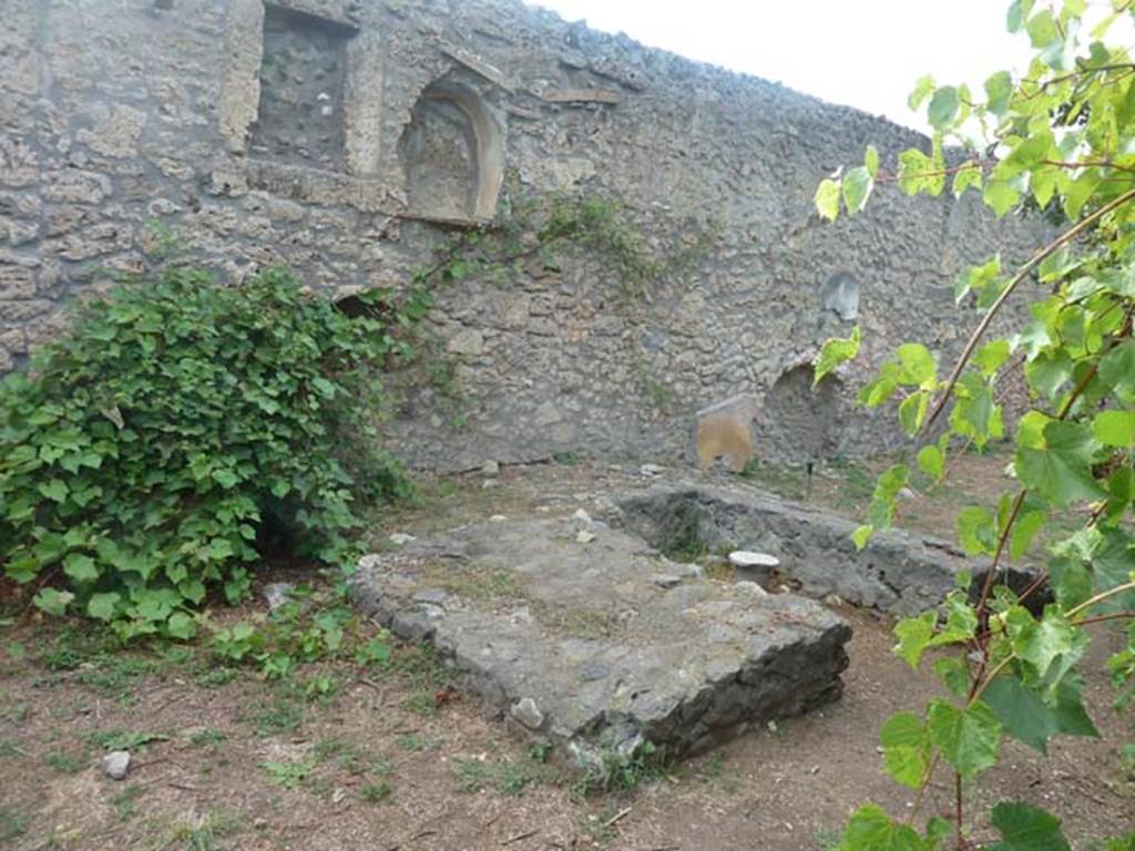 I.21.3 Pompeii. September 2015. Looking towards west wall with niches above triclinium.