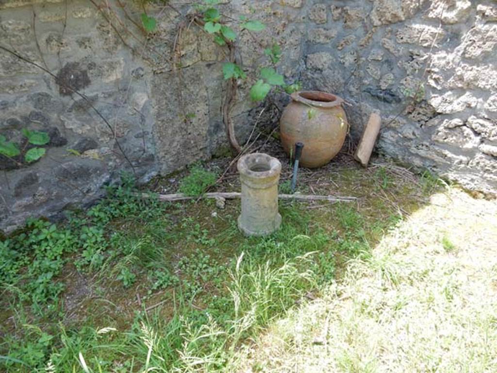 I.21.3 Pompeii. May 2015. Pots. Photo courtesy of Buzz Ferebee.