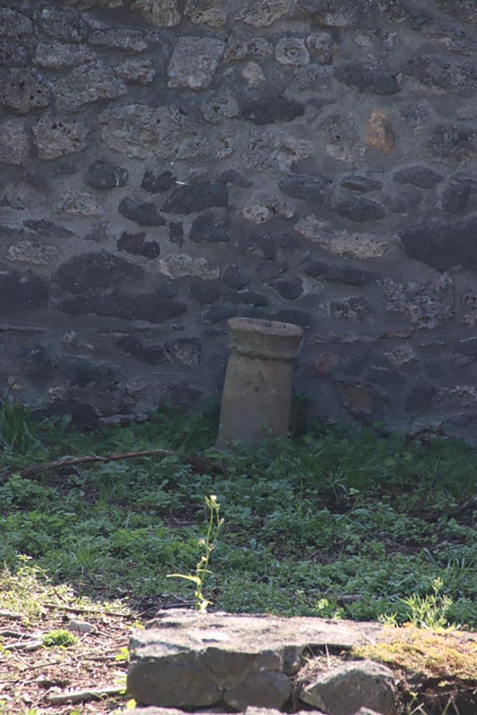 I.21.3 Pompeii. October 2022. Vessel/pot against south wall. Photo courtesy of Klaus Heese.