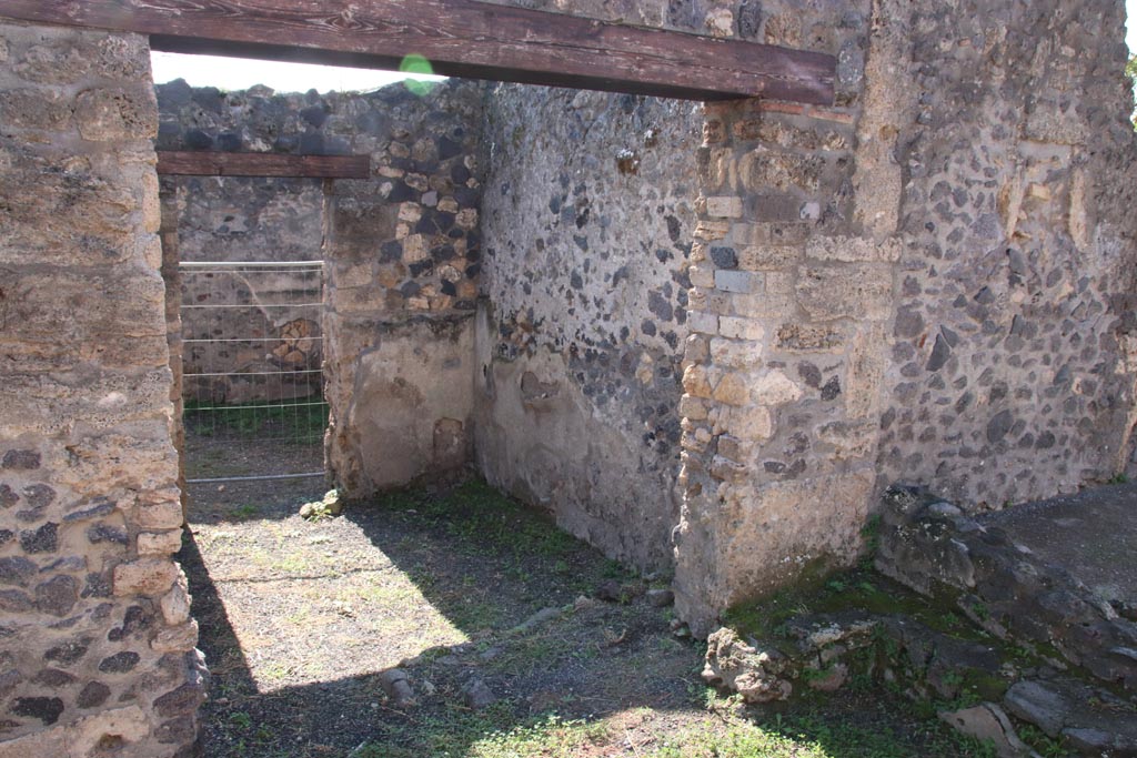 I.21.4 Pompeii. October 2022. Entrance doorway to shop, looking south-west. Photo courtesy of Klaus Heese.