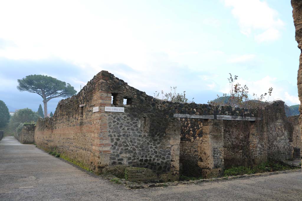 I.21.5 and I.21.4, Pompeii. December 2018. 
Looking towards entrances at junction of Vicolo dei Fuggiaschi, on left, and Via della Palestra, lower. Photo courtesy of Aude Durand.
