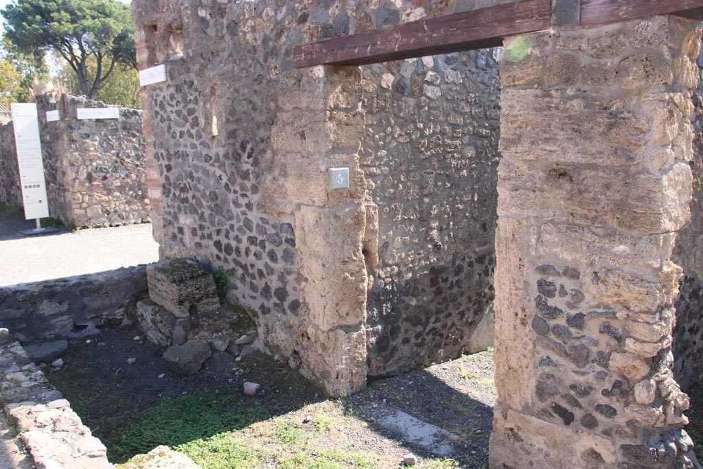 I.21.5 Pompeii. October 2022. Looking south-east towards entrance doorway. Photo courtesy of Klaus Heese.