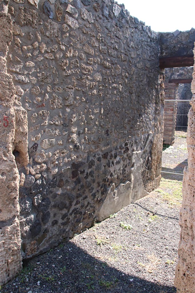 I.21.5 Pompeii. October 2022. 
Looking south along east wall of entrance corridor. Photo courtesy of Klaus Heese.
