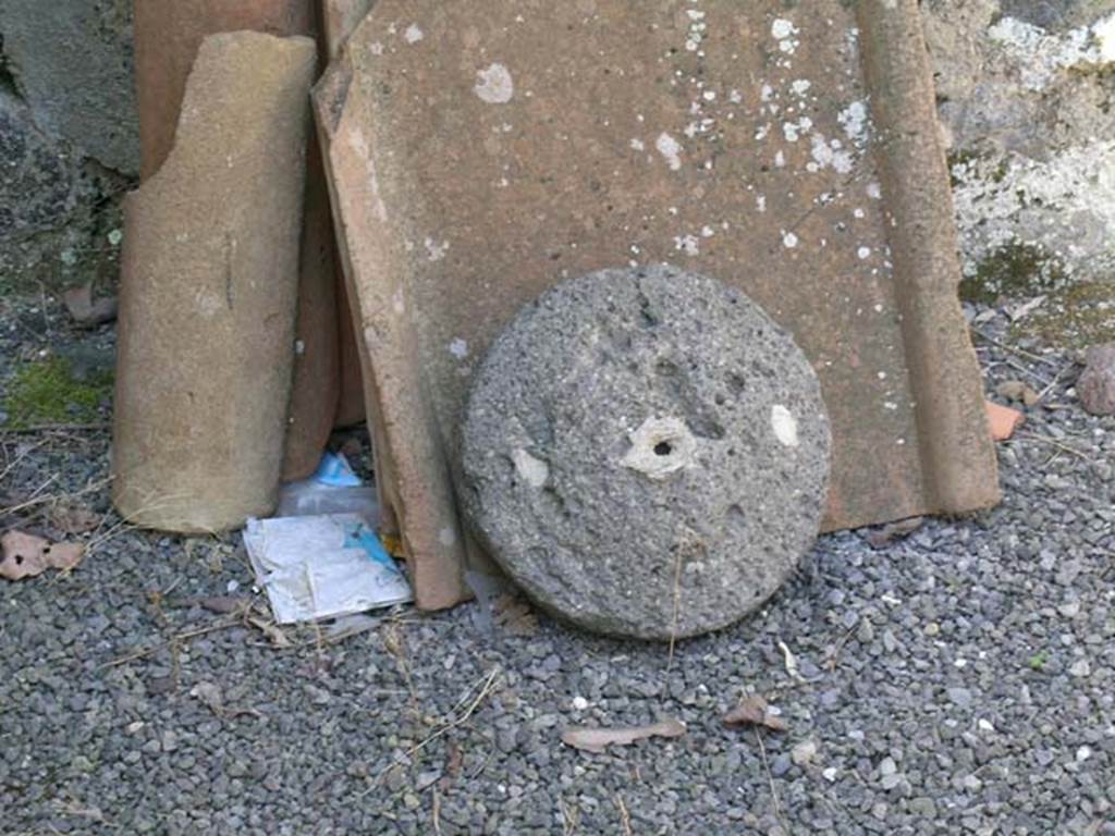 I.21.5 Pompeii. June 2005. Items in atrium. Photo courtesy of Nicolas Monteix.