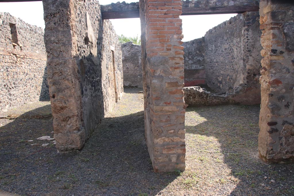 I.21.5 Pompeii. October 2023. 
Looking south from atrium along corridor to garden area with doorway to tablinum, on right. Photo courtesy of Klaus Heese.
