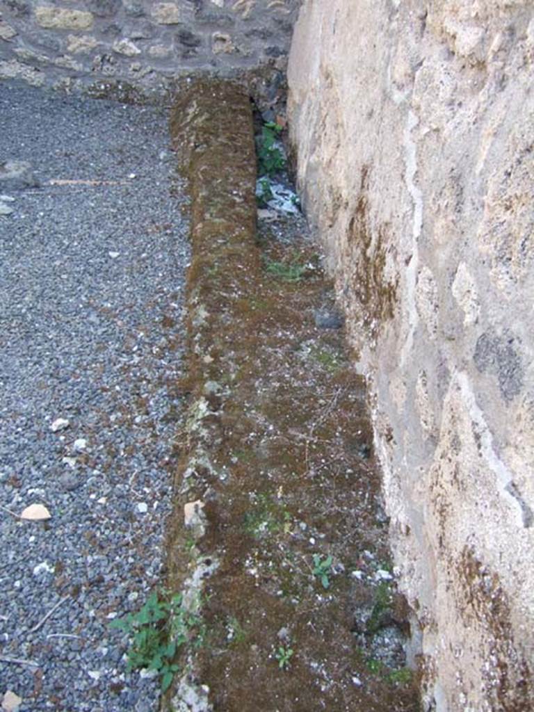 I.21.5 Pompeii. September 2005. 
Looking east at rear of garden area towards south-east corner.
