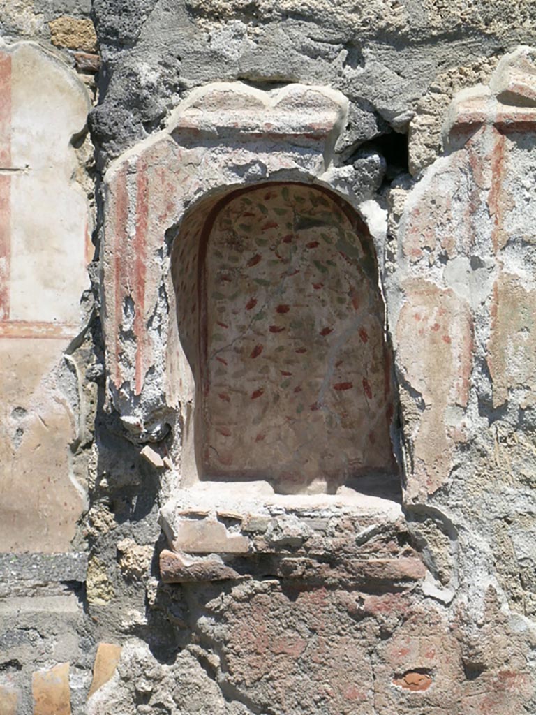 I.21.5 Pompeii. June 2005. Lararium niche in north wall. Photo courtesy of Nicolas Monteix.
