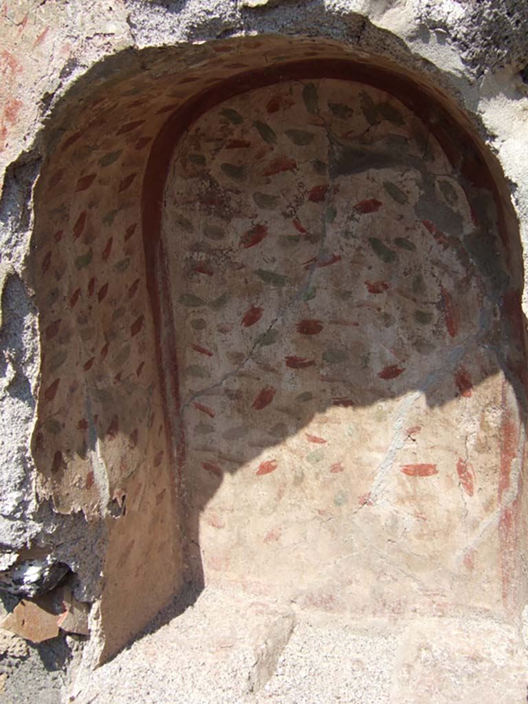 I.21.5 Pompeii. September 2005. Painted decoration on niche in north wall of garden area.