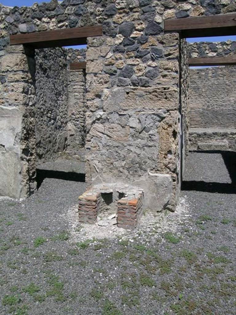 I.21.5 Pompeii. June 2005. Feature on north side of atrium. Photo courtesy of Nicolas Monteix.