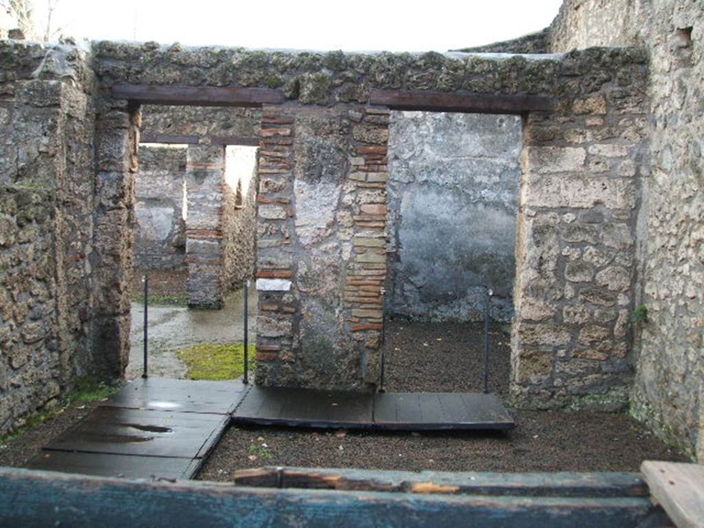 II.1.2 Pompeii.  December 2004.  Looking south.