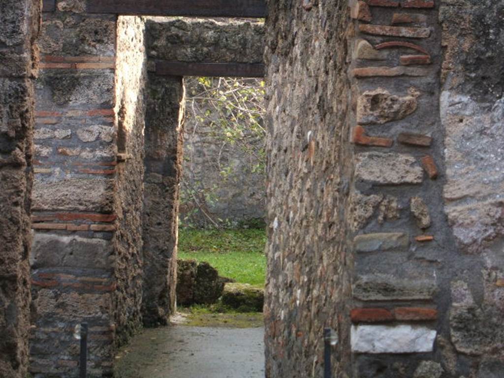 II.1.2 Pompeii.  December 2004. Looking south along corridor to garden area.