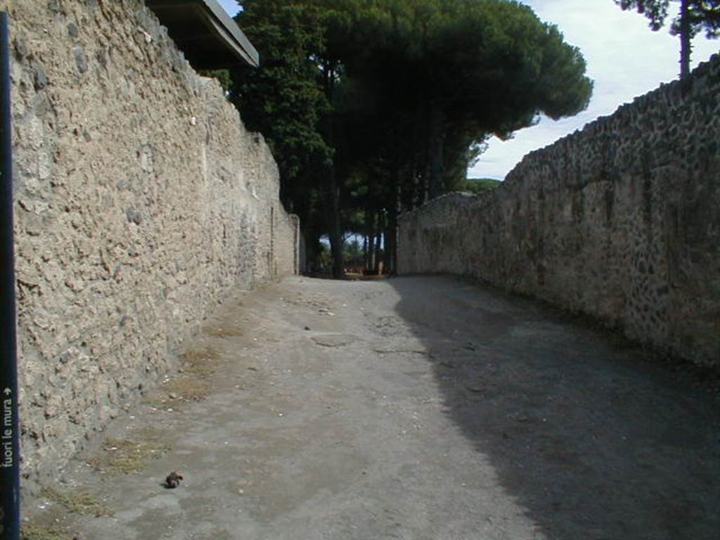 II.1.9 Pompeii. September 2004. Via di Castricio, looking east. II.9.