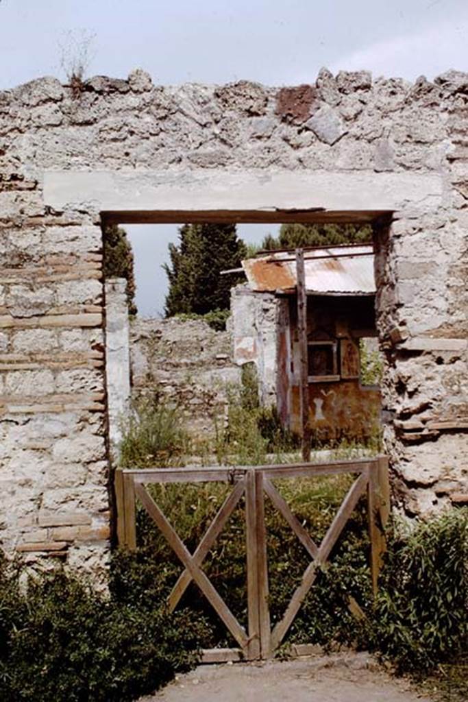 II.1.9 Pompeii. 1964. Entrance doorway. Photo by Stanley A. Jashemski.
Source: The Wilhelmina and Stanley A. Jashemski archive in the University of Maryland Library, Special Collections (See collection page) and made available under the Creative Commons Attribution-Non Commercial License v.4. See Licence and use details.
J64f1364