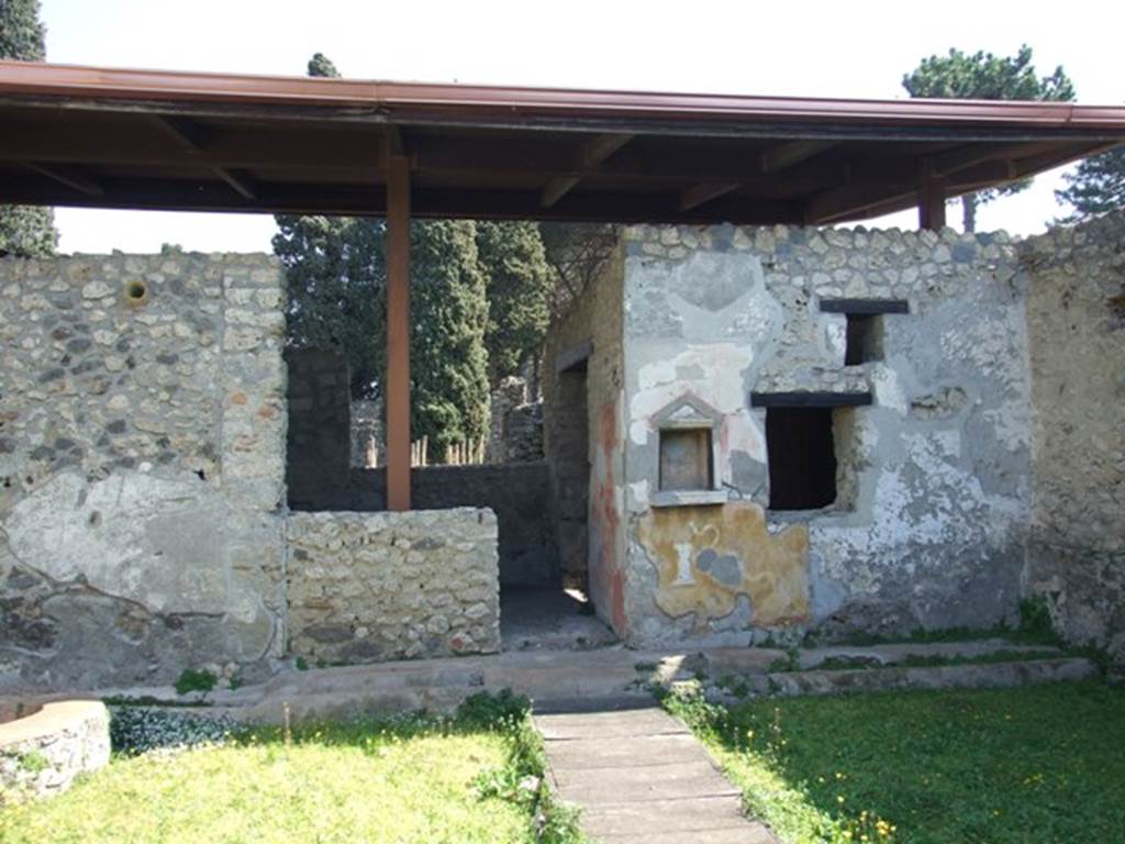 II.1.9 Pompeii. March 2009. Courtyard garden, looking east.