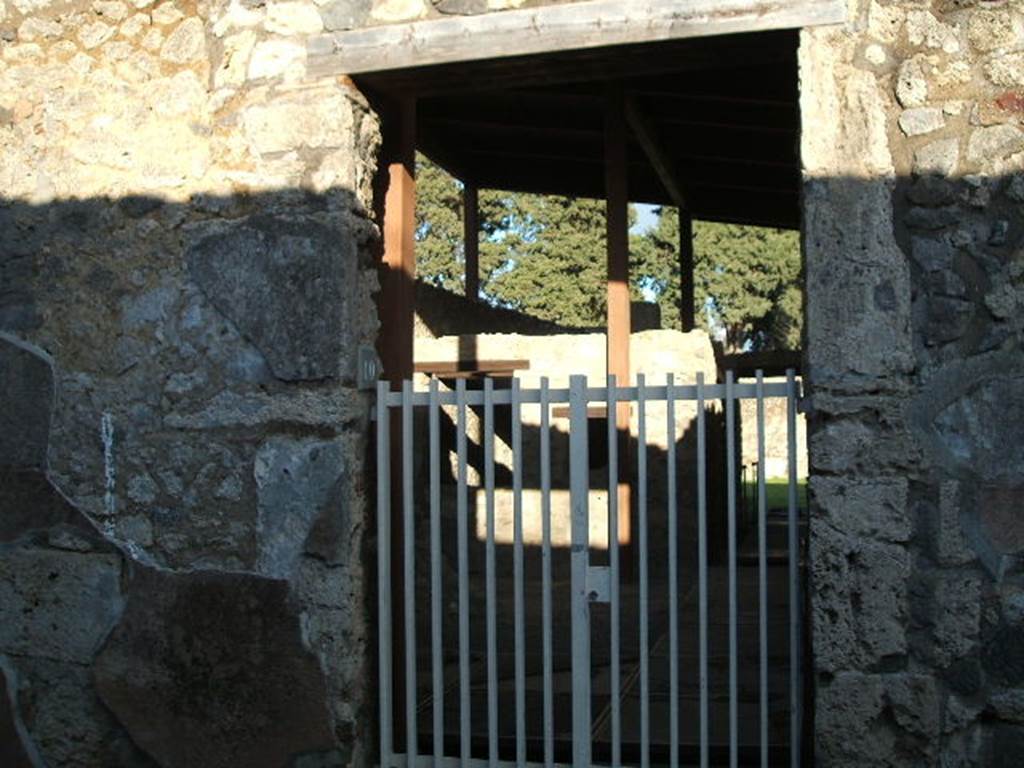 II.1.10 Pompeii. December 2004.  Entrance doorway, looking east.