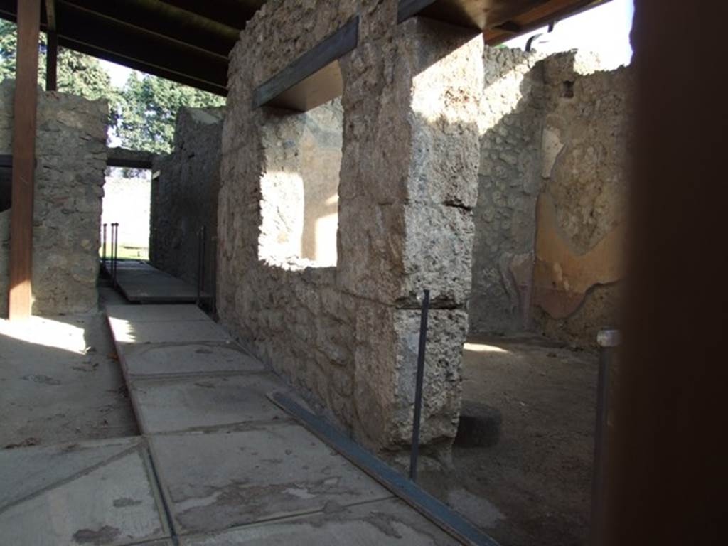 II.1.10 Pompeii.  Casa Imperiale.  December 2007.  Triclinium on south side of entrance, with windows to yard and garden.