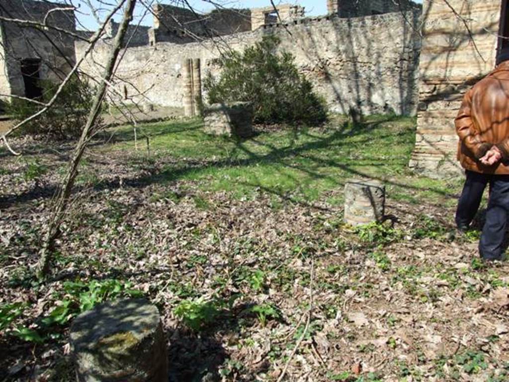 II.1.12 Pompeii.  March 2009. Looking north west across garden towards the masonry altar.