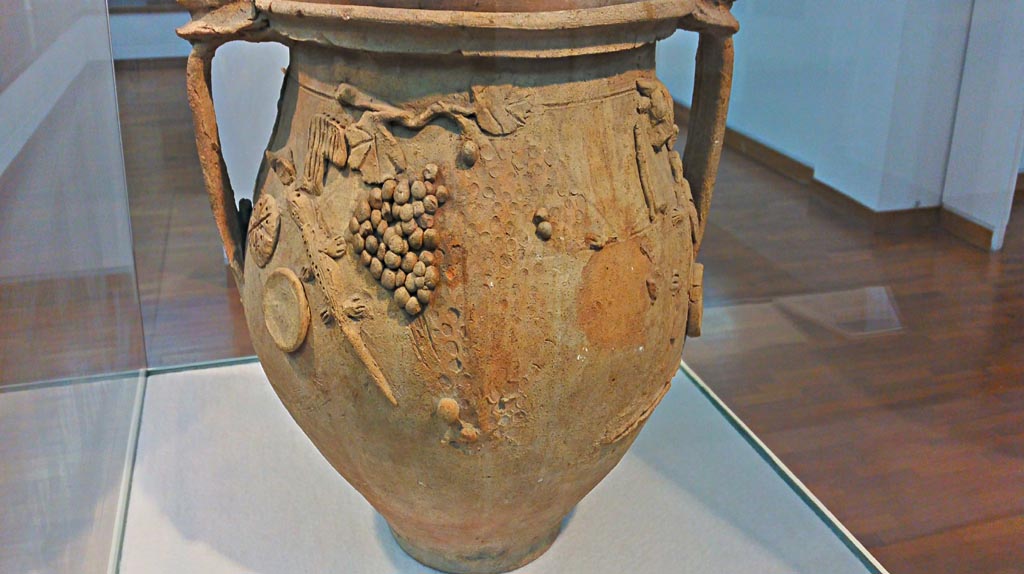 II.1.12 Pompeii. December 2018. 
Cult Vase found 9th February 1954, detail from left-hand end of side 1. Photo courtesy of Giuseppe Ciaramella.

