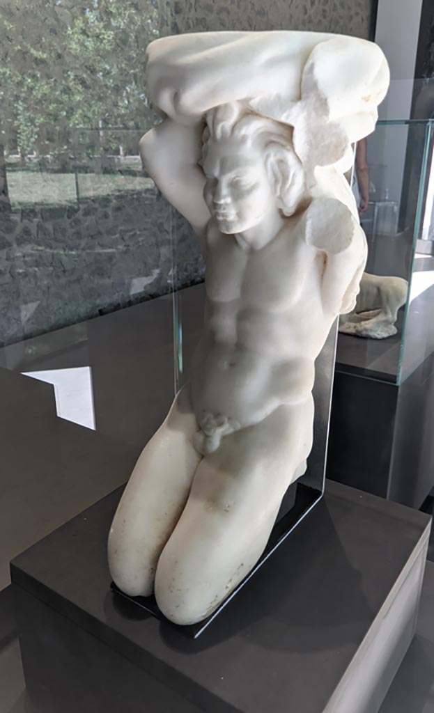 II.2.2 Pompeii. April 2022.
Room “k”, kneeling Telamon in the form of a kneeling satyr. 
On display in exhibition in Palaestra. Photo courtesy of Giuseppe Ciaramella.
