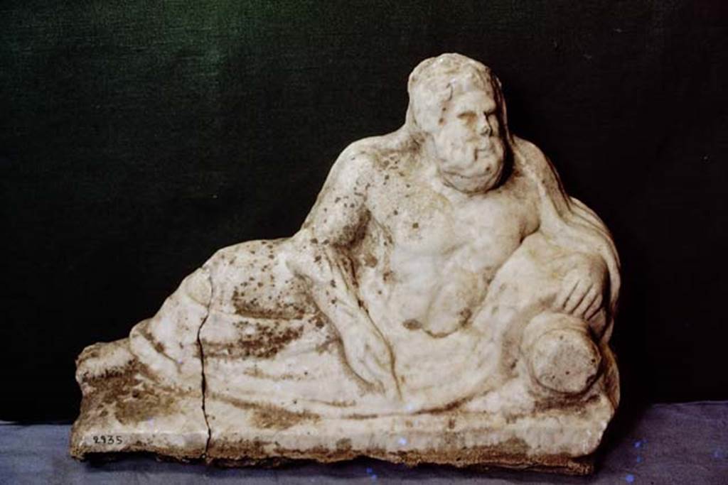 II.2.2. Pompeii. 1978. Room “k”. White marble statuette of a river god. Photo by Stanley A. Jashemski.   
Source: The Wilhelmina and Stanley A. Jashemski archive in the University of Maryland Library, Special Collections (See collection page) and made available under the Creative Commons Attribution-Non Commercial License v.4. See Licence and use details. J78f0166
