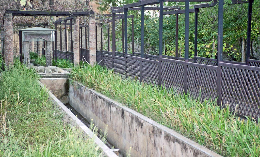 II.2.2 Pompeii. October 2001. Room “l”, (L), garden. Looking south along east side of lower euripus. Photo courtesy of Peter Woods.