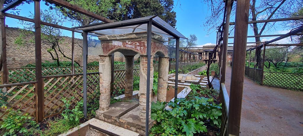 II.2.2 Pompeii. April 2022. Room “l”, (L), garden, looking north from east side of garden. Photo courtesy of Giuseppe Ciaramella.