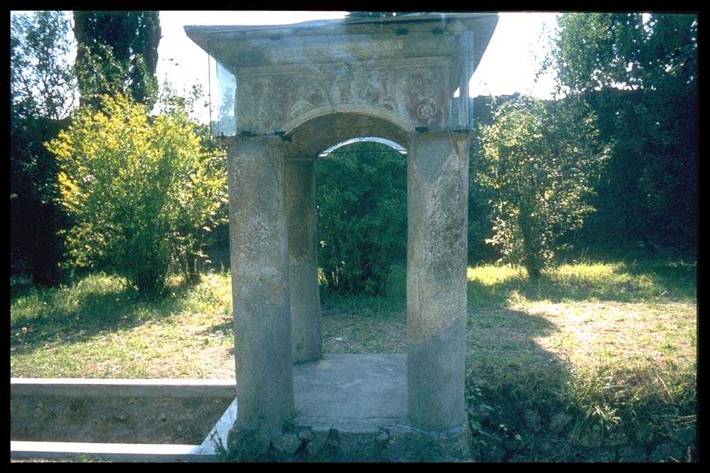 II.2.2 Pompeii. Room “l”, (L), small pavilion in garden.
Photographed 1970-79 by Günther Einhorn, picture courtesy of his son Ralf Einhorn.
