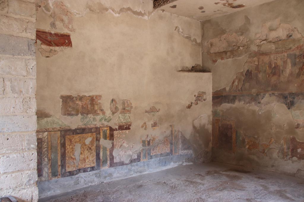 II.2.2 Pompeii. October 2022. 
Triclinium “h”, looking east along north wall towards north-east corner of triclinium. Photo courtesy of Klaus Heese
