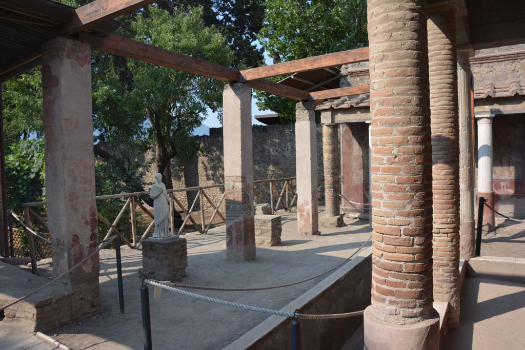 II.2.2 Pompeii. July 2017. Room “i”, looking south-west from south end of pseudoperistyle “g”, on right.
Foto Annette Haug, ERC Grant 681269 DÉCOR.
