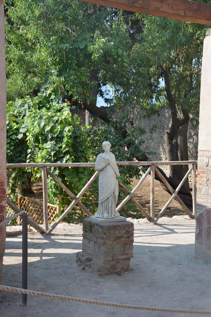 II.2.2 Pompeii. July 2017. Room “i”, looking south-east towards statue of Mnemosyne or Erato
Foto Annette Haug, ERC Grant 681269 DÉCOR.
