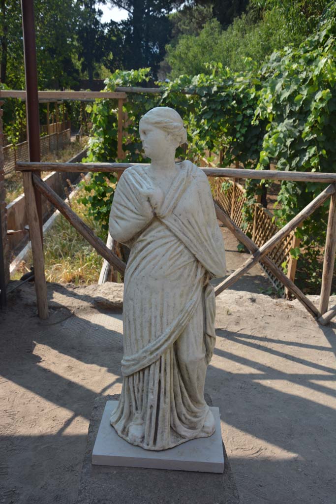 II.2.2 Pompeii. July 2017. Room “i”, front of statue of Mnemosyne or Erato
Foto Annette Haug, ERC Grant 681269 DÉCOR.
