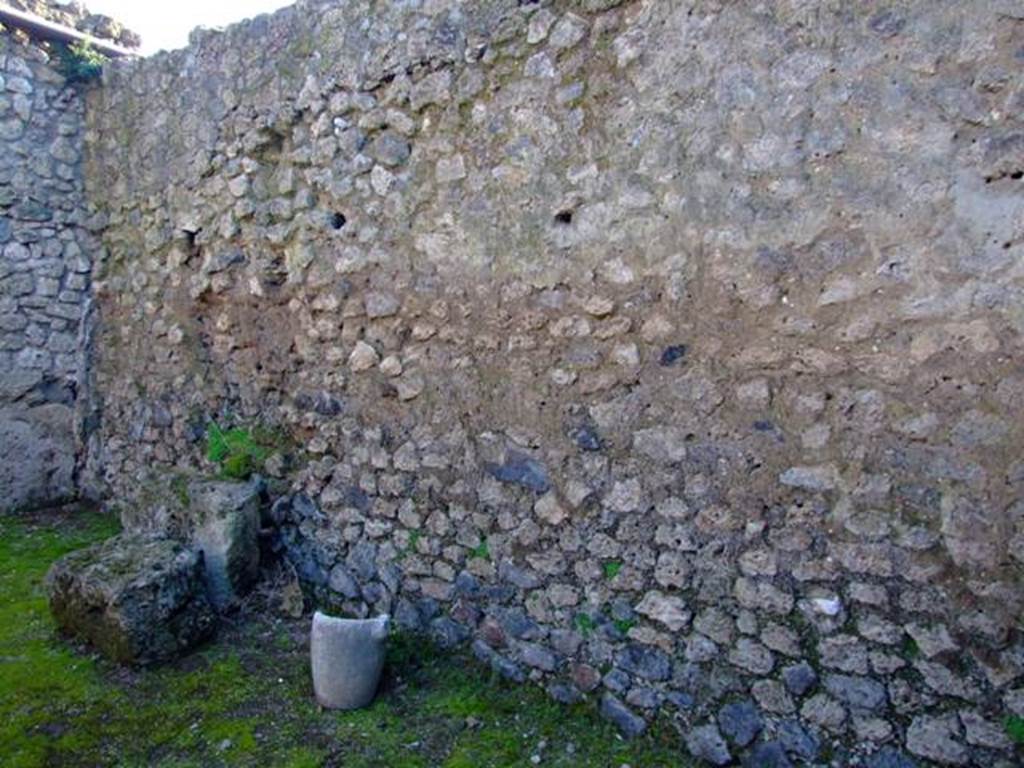 II.3.2 Pompeii. March 2009.  West wall of Yard on west of workshop,