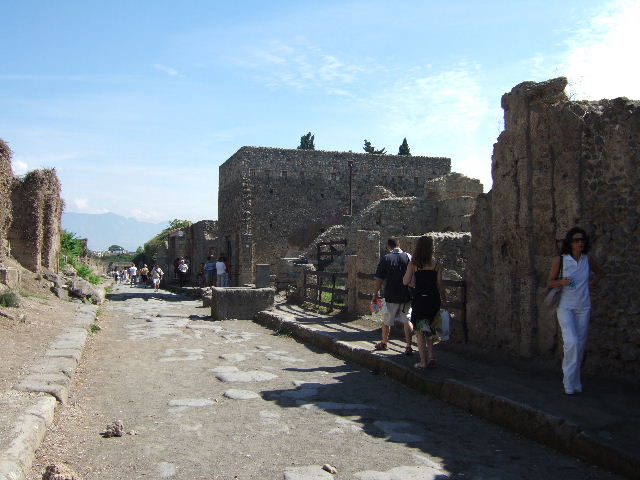 Via dell’ Abbondanza, Pompeii. September 2005. Looking east.         II.3.3