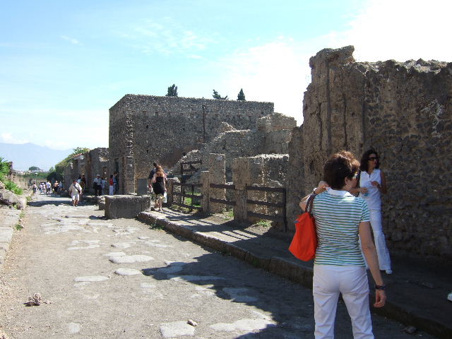 Pompeii, Via dell’ Abbondanza, Fountain at II.3.5, and entrances of II.3.4 and II.3.3. September 2005