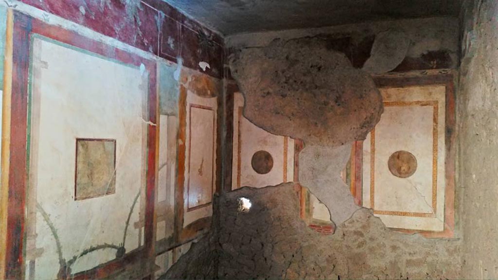 II.3.3 Pompeii. September 2017. Room 4, looking towards east wall, south-east corner, and south wall of cubiculum.
Photo courtesy of Klaus Heese.

