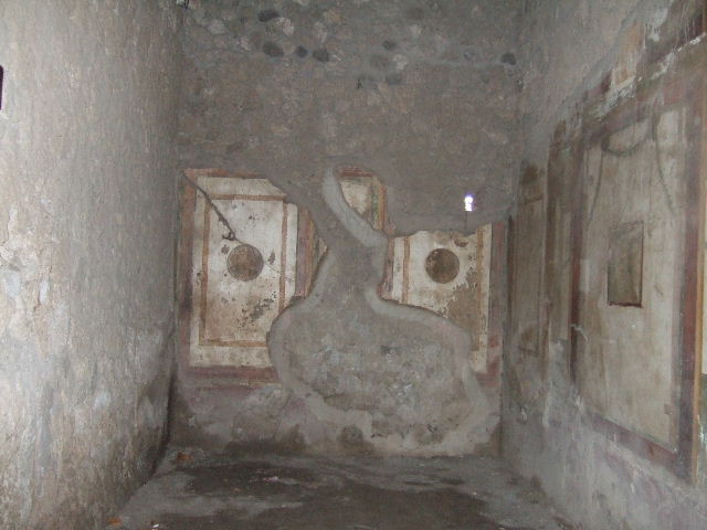 II.3.3. Pompeii. September 2017. Room 4, painted medallion from north end of east wall.
Photo courtesy of Klaus Heese.
