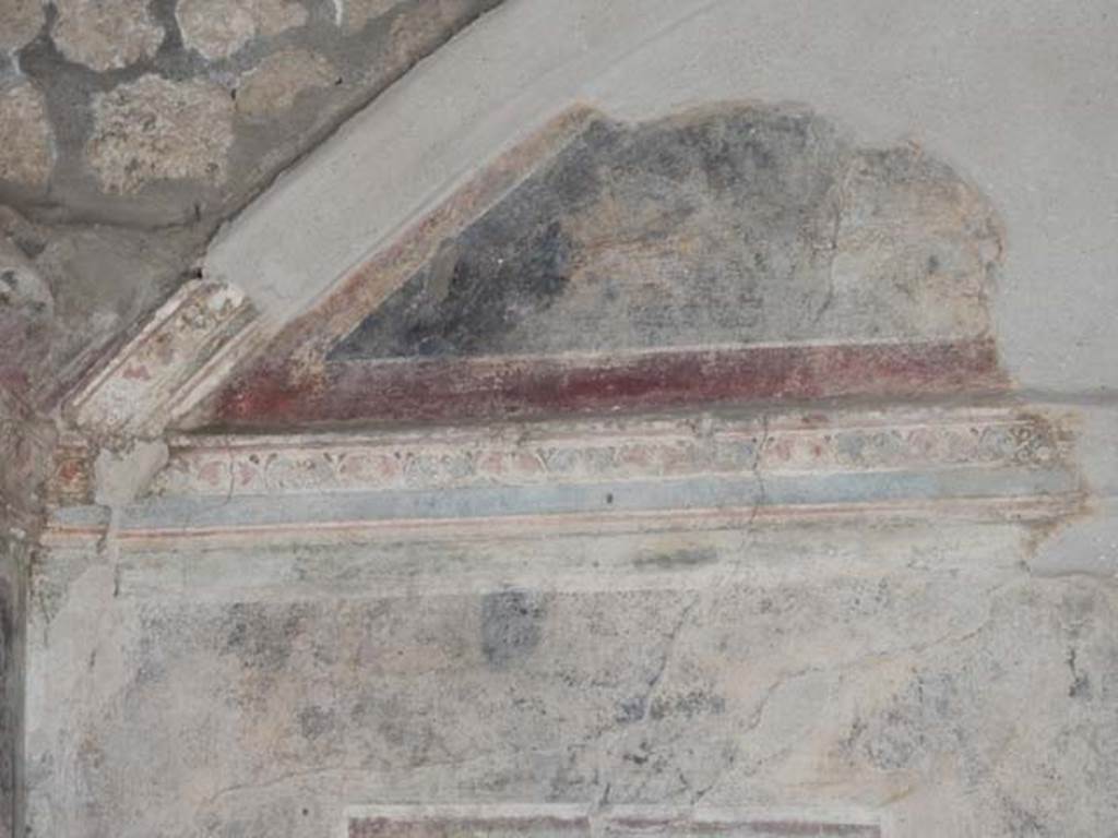 II.3.3 Pompeii. May 2016. Room 6, detail of painted vault at south end of upper west wall. Photo courtesy of Buzz Ferebee.
